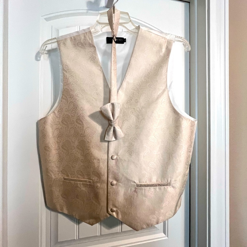 Men’s vest and matching bow-tie in cream color